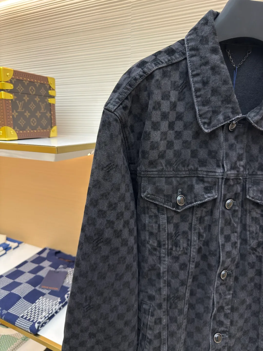 LOUIS VUITTON SS25 plaid gradient flocking denim jacket ●Authentic product: Purchased and developed at 26600 ●Item number: 1680024-C15 ●Fabric: twill cotton denim fabric ●Technology: Washing process ●Version: Fitted version ●Size: 46-48-50-52 ●Weight: about 930g ●Description: Made of 100% pure cotton washed vintage denim. The fabric has been specially treated to present a natural aged effect. The entire trousers are covered with Der check flocking patterns of different shades, subtly integrating the brand's iconic checkerboard elements into the design. The waistband is decorated with pearlescent buttons and metal rivets for decorative details, highlighting exquisite craftsmanship. The classic five-pocket tailoring design not only retains the practical function of traditional denim pants, but also gives it a modern and fashionable silhouette. The overall wiring is straight and delicate, the fabric is comfortable and soft, and the color is consistent without color difference. It can be matched with the same style to create a fashionable look and control various occasions. Customized accessories, complete with three standards, same style for men and women!